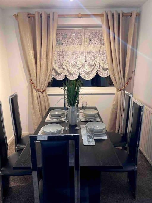 Princess 3 Bedroom House + Offstreet Parking +Wifi Leeds  Extérieur photo