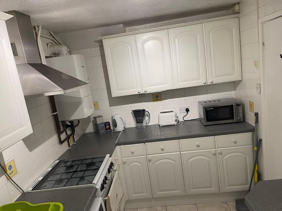 Princess 3 Bedroom House + Offstreet Parking +Wifi Leeds  Extérieur photo